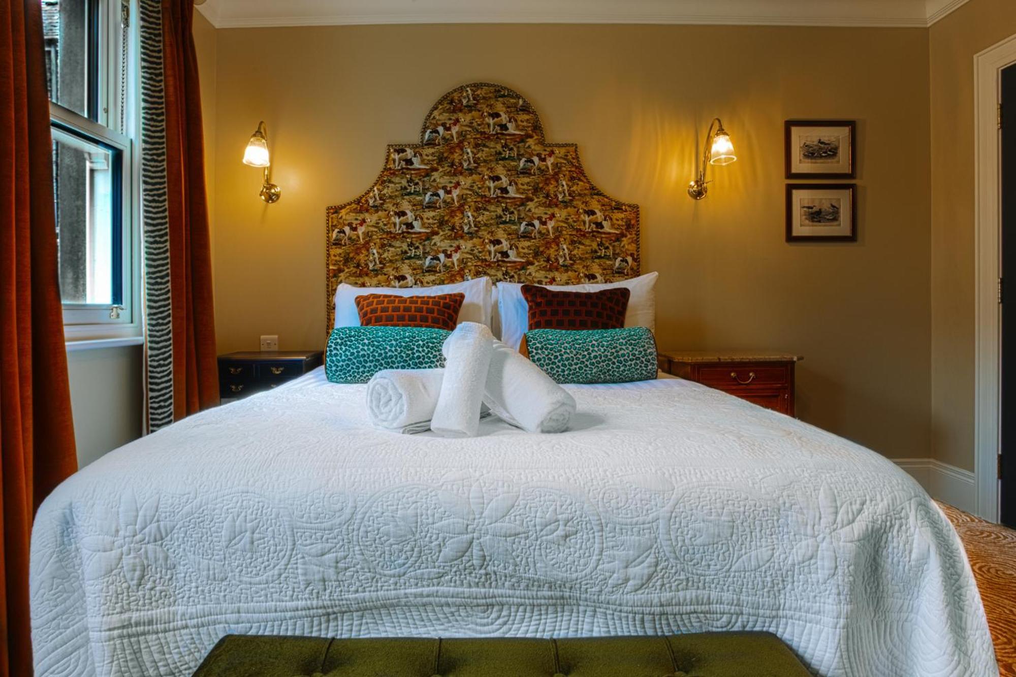 Arthurs Hillsborough Room photo
